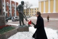 Министр сельского хозяйства РФ Алексей Гордеев возлагает букет цветов к памятнику Столынину.