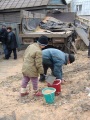 КАМАЗ въехал в жилой дом. Местные жители собирают зерно, высыпавшееся из кузова грузовика. Улица Симбирская.