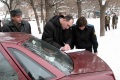 Судебные приставы изымают  у заемщика автомобиль "ВАЗ-2110" за неисполнение кредитных обязательств перед банком.
