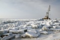 Плавучий кран, оторванный от берега льдом. Вольск. 