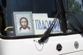 Автобус паломников, участвующих в крестном ходе к часовне во имя великомученицы Параскевы. Село Елшанка, Воскресенский район, Саратовская область. 