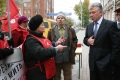 Встреча губернатора Паевла Ипатова с участниками акции партии КПРФ против повышения цен.