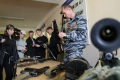 На базе саратовского ОМОНа. Журналисты на выставке оружия.
