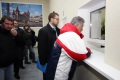 Губернатор Павел Ипатов (справа) и министр транспорта Саратовской области Сергей Шейкин на открытии Центра по реализации социальных проездных билетов.