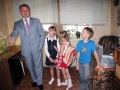 Глава администрации Саратова Вячеслав Сомов поздравляет школьников из многодетной семьи Молодцовых с Днем Знаний.