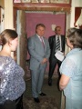 Глава администрации Саратова Вячеслав Сомов во время посещения многодетной семьи Молодцовых. 