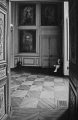 Фото с выставки "У двери" саратовского художника Василия Степанова.