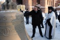 Глава города Саратова Олег Грищенко у самого большого в Саратове колокола.