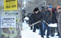 Чиновники на уборке снега, организованной сити-менеджером Вячеславом Сомовым.