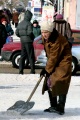 Очистка тротуара от снега. Саратов, улица Московская.