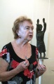 Директор музея Радищева Тамара Гродскова на выставке скульптуры и графики "Искурдиада" московского художника Лазаря Гадаева. 