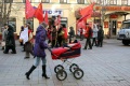 Шествие против очередей в детсады и за увеличение льгот матерям, организованное саратовским отделением КПРФ.  