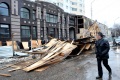 Обрушение деревянного ограждения строящегося дома от сильного ветра. Пересечение Киселева-Вольская, Саратов.  