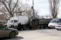 В Саратове на пересечении "КАМАЗ" врезался в фургон "ГАЗ", который перевозил различные напитки. Саратов.