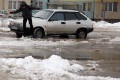 Коммунальная авария на Куприянова 14 подтоплена дорога и гаражи. Несколько припаркованных машин вмерзли в лед. Саратов.
