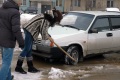 Коммунальная авария на Куприянова 14 подтоплена дорога и гаражи. Несколько припаркованных машин вмерзли в лед. Саратов.