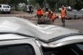 Сухой тополь упал на проезжую часть, повредив припаркованный автомобиль "Дэу". Новоузенская, Саратов.