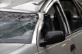 Сухой тополь упал на проезжую часть, повредив припаркованный автомобиль "Дэу". Новоузенская, Саратов.