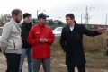 Депутат-"единоросс" Олег Черняев (справа) организовал урок по экстремальному вождению.