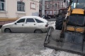Коммунальная авария на Горького и Кутякова, Саратов. Примерзший к дороге автомобиль.
